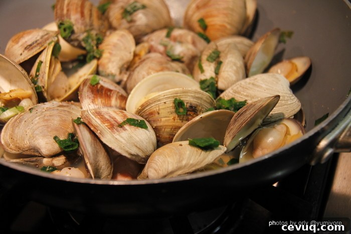 Sake-Steamed Clams Recipe from Yumivore: Simple Japanese Flavor 3 A pan of sake steamed clams.