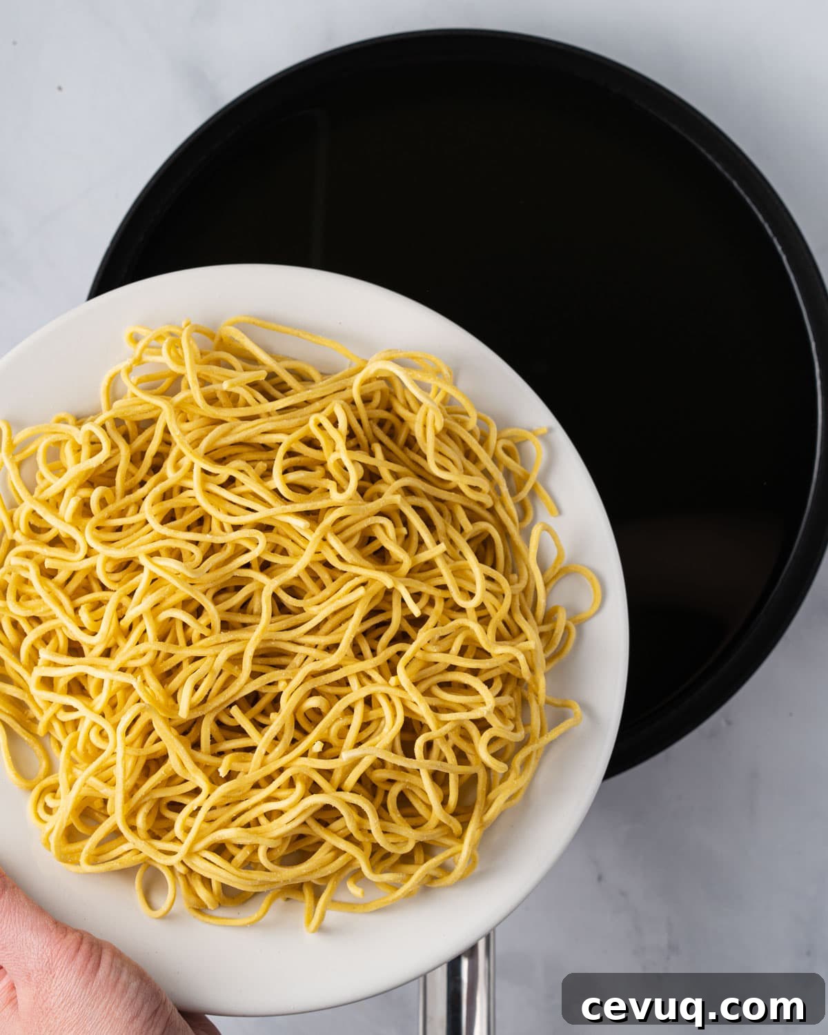 Crispy Pan-Fried Seafood Noodles with Vegetables 6 Adding fresh chow mein noodles into a pan of hot oil.